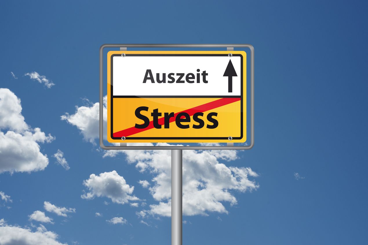 Schild mit „Auszeit“-Hinweis, Symbol für mentale Stärke und Vorbereitung zur Besteigung des Kilimandscharo