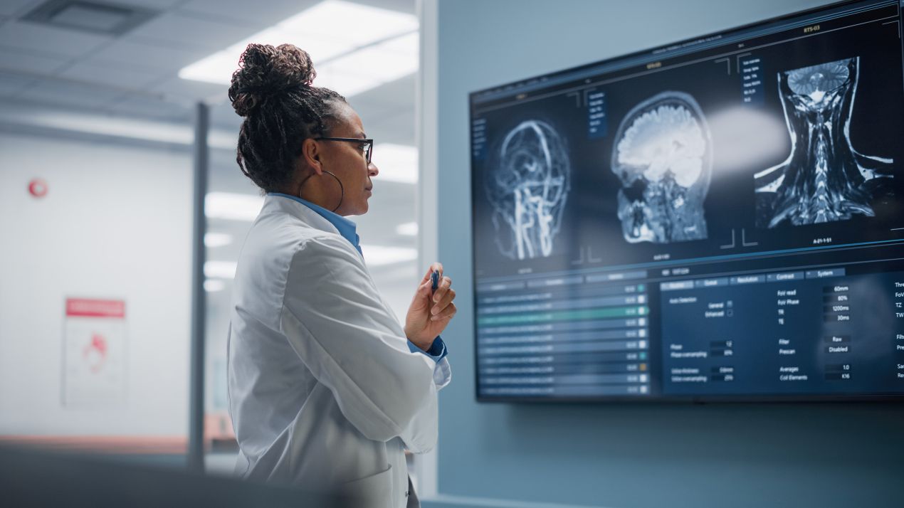 Eine Ärztin begleitet eine Patientin während einer MRT-Untersuchung in der Radiologie Dortmund. Modernste Bildgebung für präzise Diagnosen.